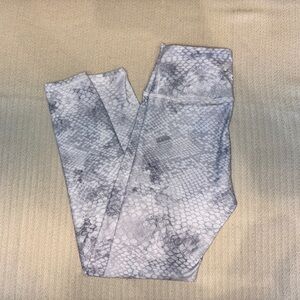 SAVVI Women's Gray Snake Print Leggings